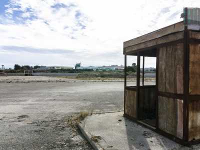 Il parcheggio ormai deserto della fabbrica Calabrese, chiusa dal 2004 (foto di Gennaro Gargiulo)